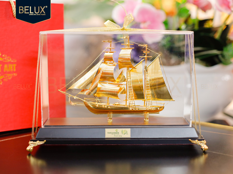 Lô 200 mô hình thuyền Vietcombank 31x12x22cm mạ vàng 24k thiết kế theo yêu cầu